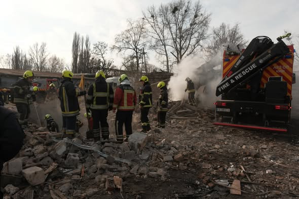 Київ: у Деснянському районі рятувальники деблокували з-під завалів тіло чоловіка