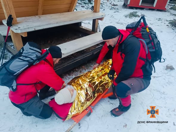У Яремчі рятувальники транспортували травмовану туристку до карети екстреної медичної допомоги