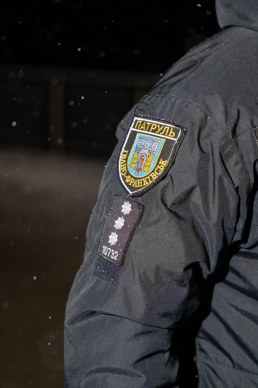 В Івано-Франківську патрульні затримали водія Mazda, який намагався втекти від поліції