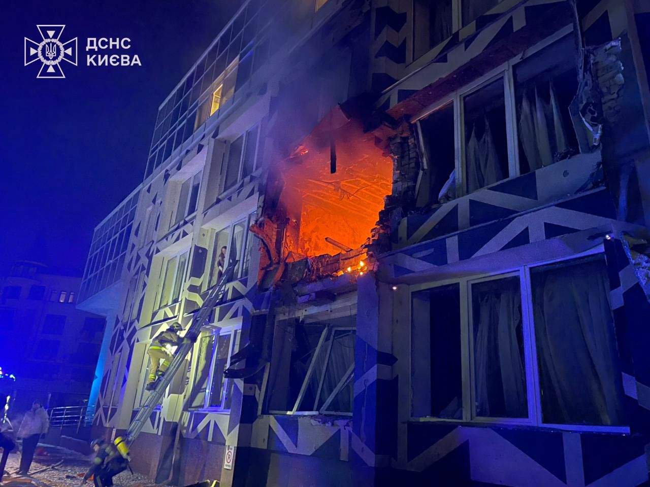 Нічна атака на Київ: росіяни поцілили у будівлю медзакладу, є загиблий та поранені