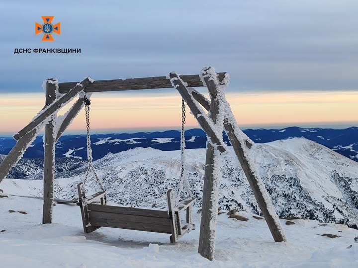 На горі Піп Іван зафіксували 14 градусів морозу та сильний вітер