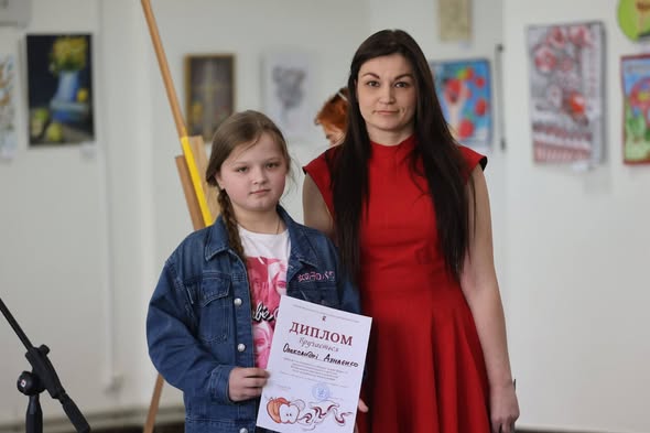У Калуші відкрили виставку-конкурс творчих робіт «Яблуко…»