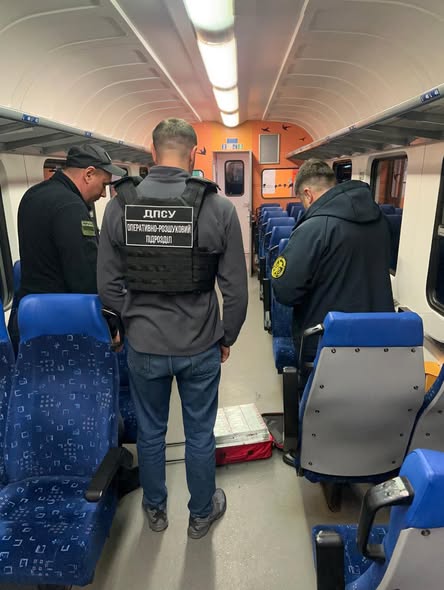 Контрабанда на ходу: у потяг «Чоп – Захонь» закинули валізу з 300 пачками сигарет