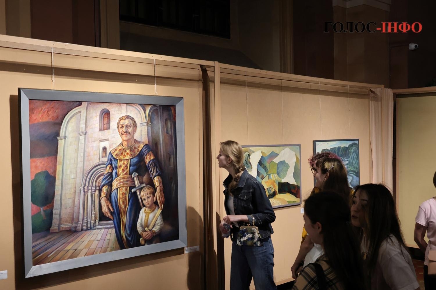 Насичений колорит та філософія ліній: у Франківську відкрилася персональна виставка Назара Кардаша (фоторепортаж)