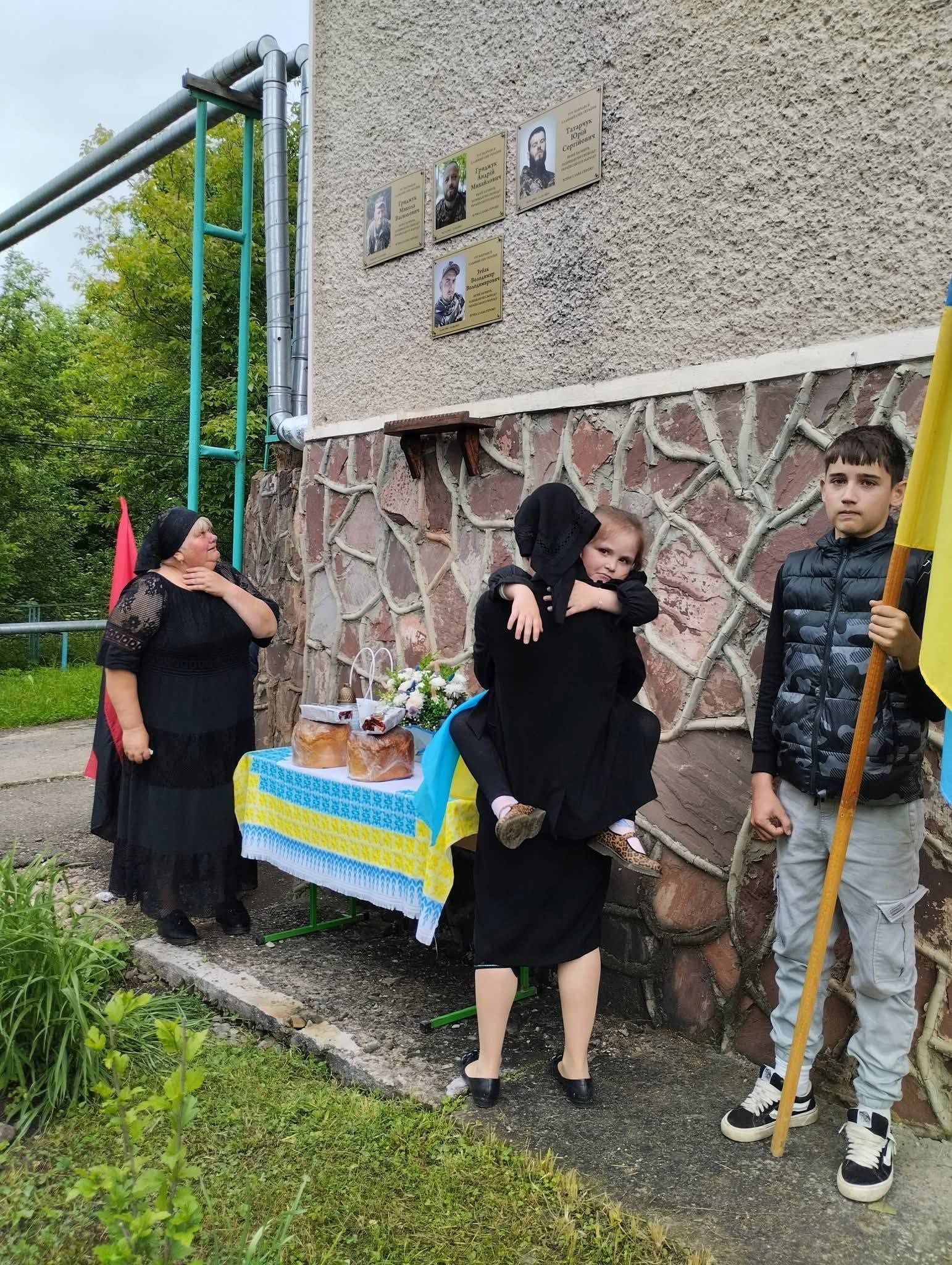 У селі Слобода, Печеніжинської громади освятили пам’ятну дошку полеглому захиснику України Володимиру Зубаку