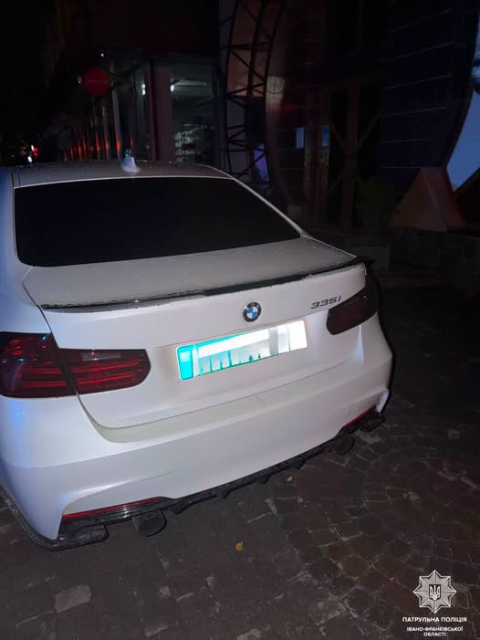 В Івано-Франківську нетверезий юнак без прав їздив на BMW по тротуару
