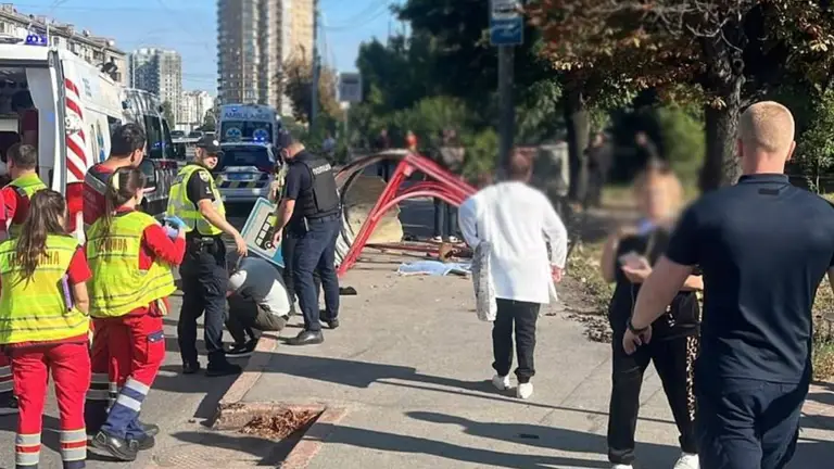У Києві автівка влетіла у зупинку з людьми: є загиблі та постраждалі (фото)