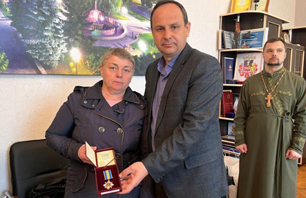 За мужність: у Новомиргородській громаді батькам захисників вручили нагороди героїв (ФОТО)