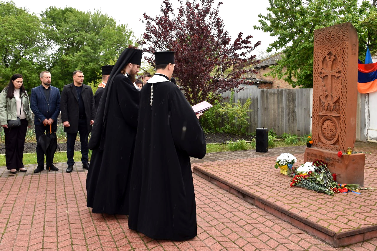 У Кропивницькому учасники спільної молитви поклали квіти до пам’ятного знаку Хачкар (ФОТО)