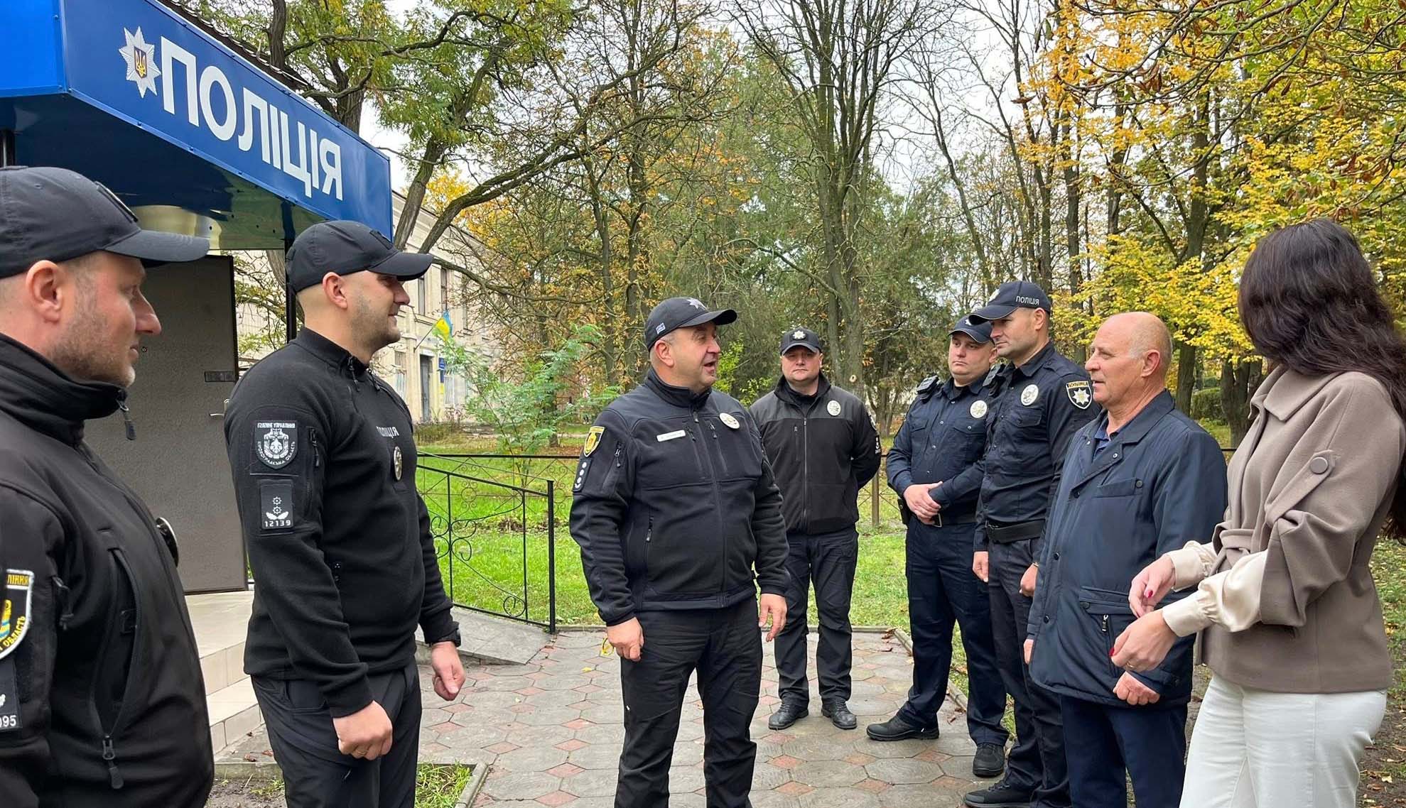 На Кіровоградщині поліцейським офіцерам громади передали новий автомобіль (ФОТО)