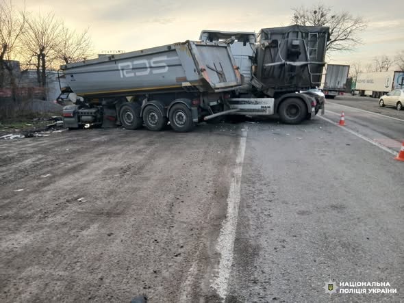 Кіровоградщина: поліція з’ясовує обставини ДТП в Олександрійському районі (ФОТО)