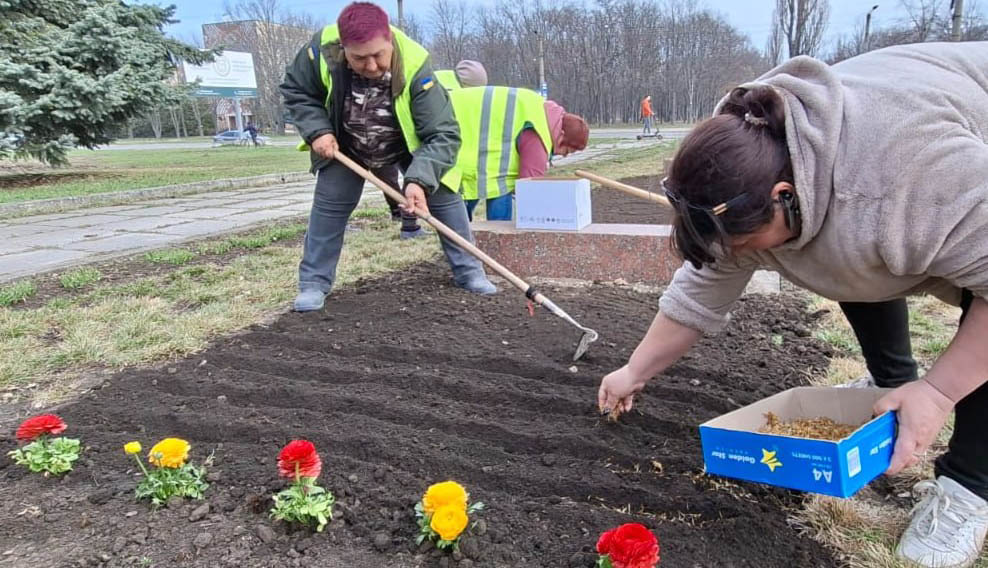 У кропивницькому сквері імені Олександра Кондакова висадили квіти (ФОТО)