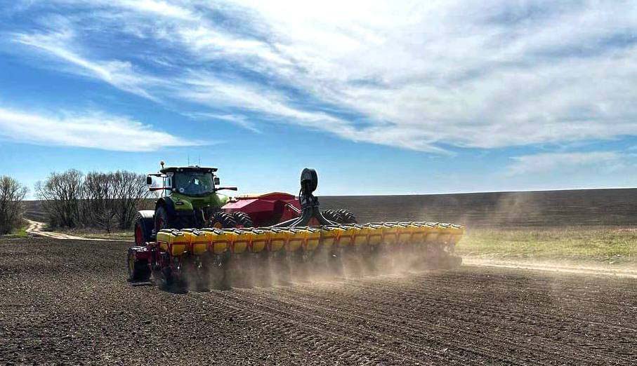 Триває сівба ранніх ярих зернових на Кіровоградщині (ФОТО)