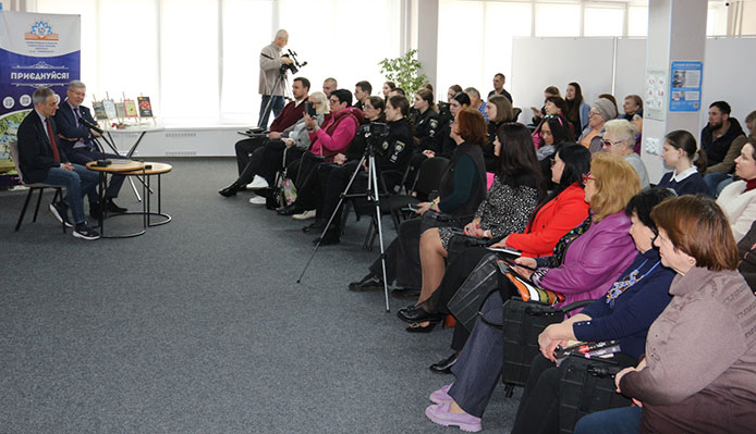У Кропивницькому презентували книгу, яка розкриває секрети технологій спецслужб (ФОТО)