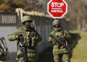 В Крыму россияне разбирают списанные авто из-за нехватки техники: “Атэш” разоблачил ремонтную базу