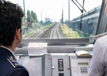 Касири, диктори і навіть машиністи: у Києві кільцеву електричку на день захоплять діти