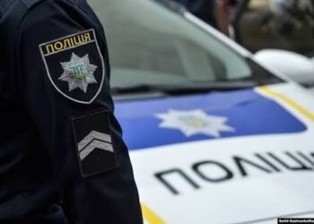 Скандал у Києві: перехожий накинувся на музиканта через українську пісню