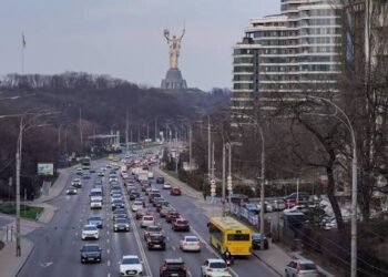 Автобуси і тролейбуси підуть в об’їзд: де у Києві перекриють рух