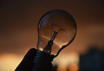 Жорсткі відключення у Києві: десятки годин без світла для окремих районів