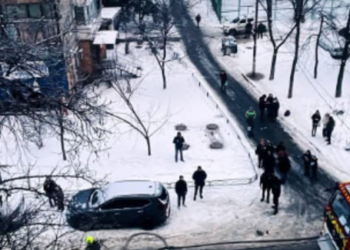 Масштабне задимлення і евакуація в Києві: рятувальники загасили смертельну пожежу, – ФОТО