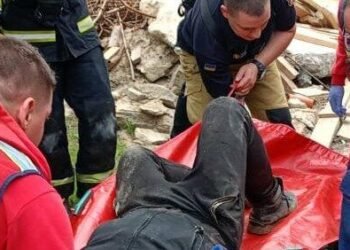 Небезпечний інцидент: у Києві рятувальники витягли чоловіка