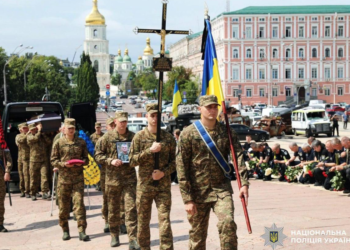 Служив у ЗСУ й поліції: в центрі Києва попрощались із загиблим захисником, – ФОТО