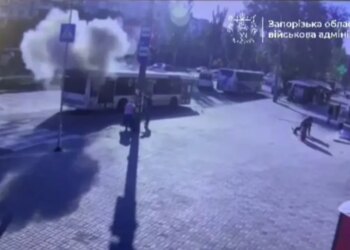 Оккупанты направили дрон на остановку в Запорожье, попали в автобус с пассажирами. ВИДЕО