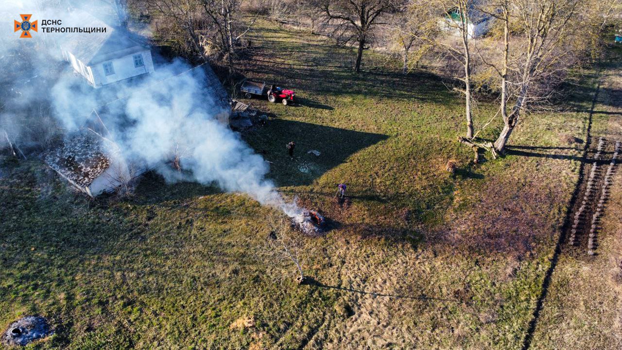 На Тернопільщині вистежують паліїв трави за допомогою безпілотника. ФОТО