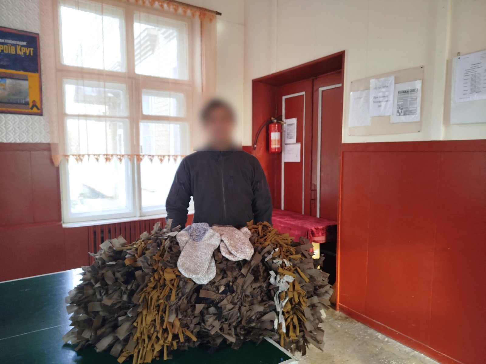 Маскувальна сітка й теплі шкарпетки: громада села Кримки передала допомогу захиснику-односельцю