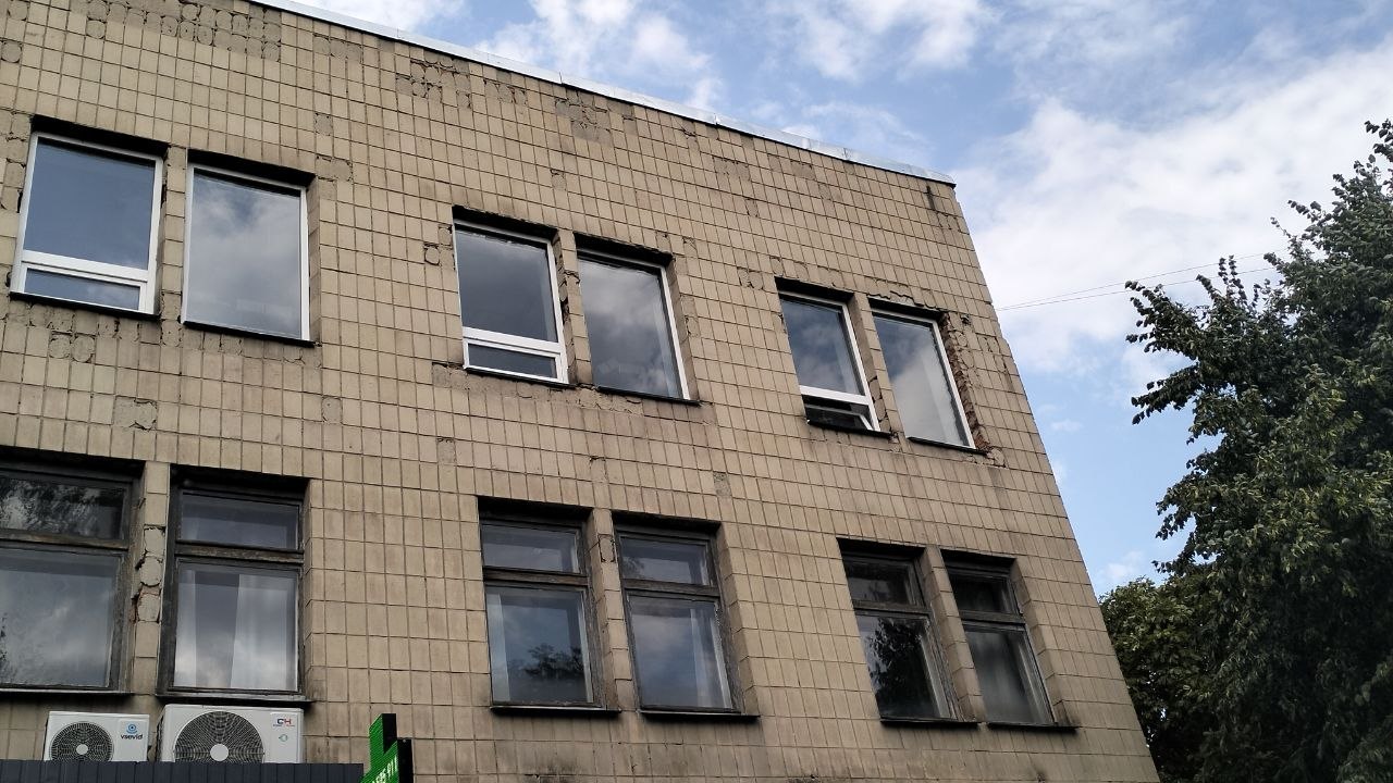 “Ще трохи – і вона могла впасти на голову”: у Шполі біля будівлі “Укрпошти” на тротуар упав шматок фасаду