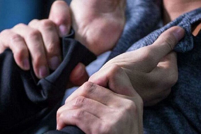 Чоловіка відправили у в’язницю, бо він кинув уламки бетону в поліцейську автівку на Черкащині