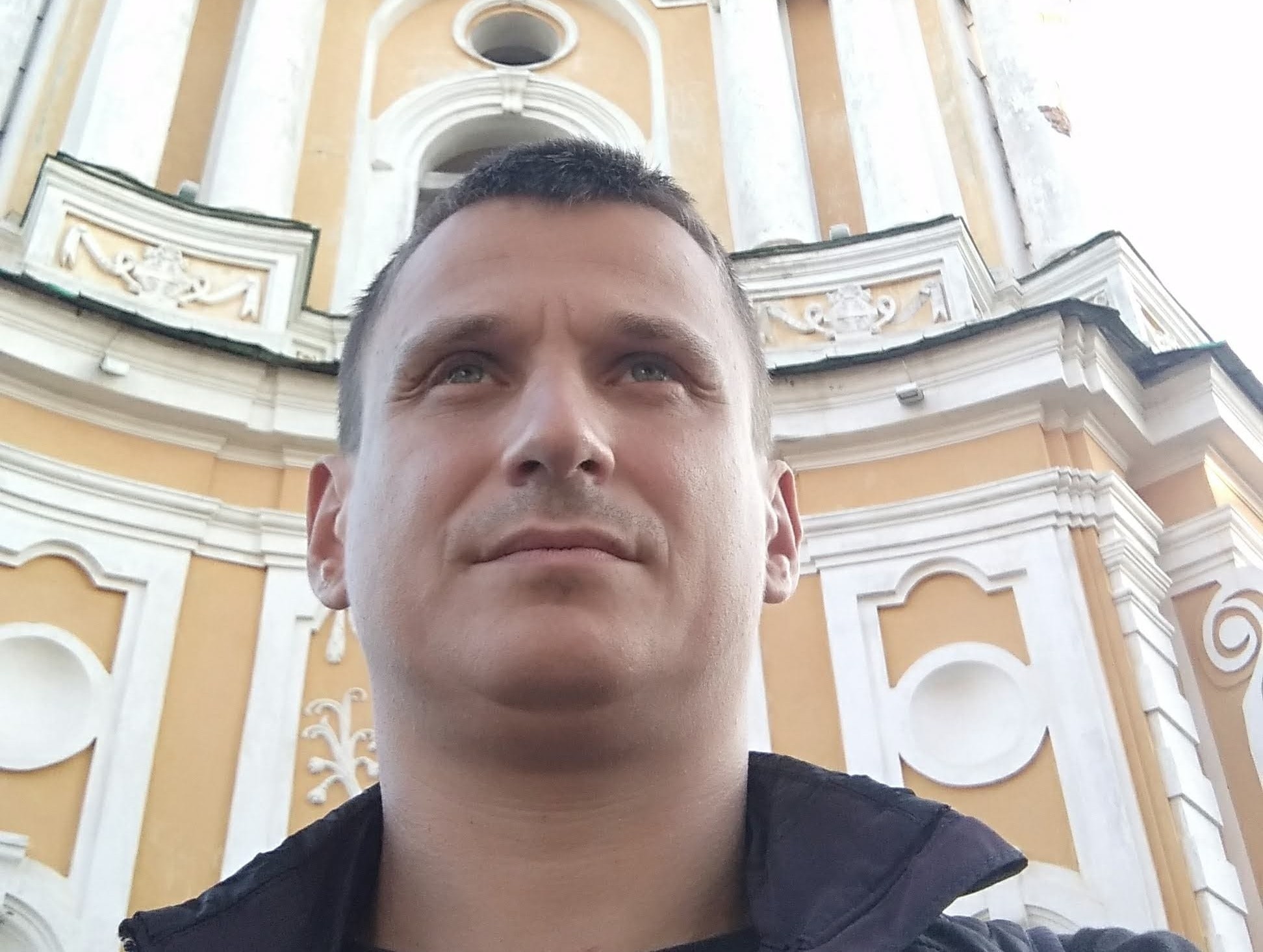 «Благодійник» з Черкащини відбувся умовним терміном за продаж автомобілів, які передали для ЗСУ