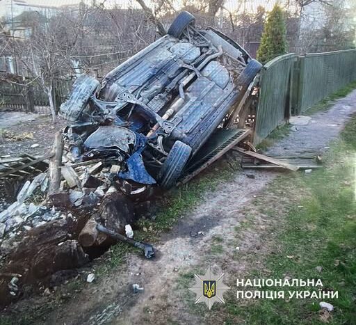«Мазда» влетіла в паркан та перекинулася у Золотоноші (ФОТО)
