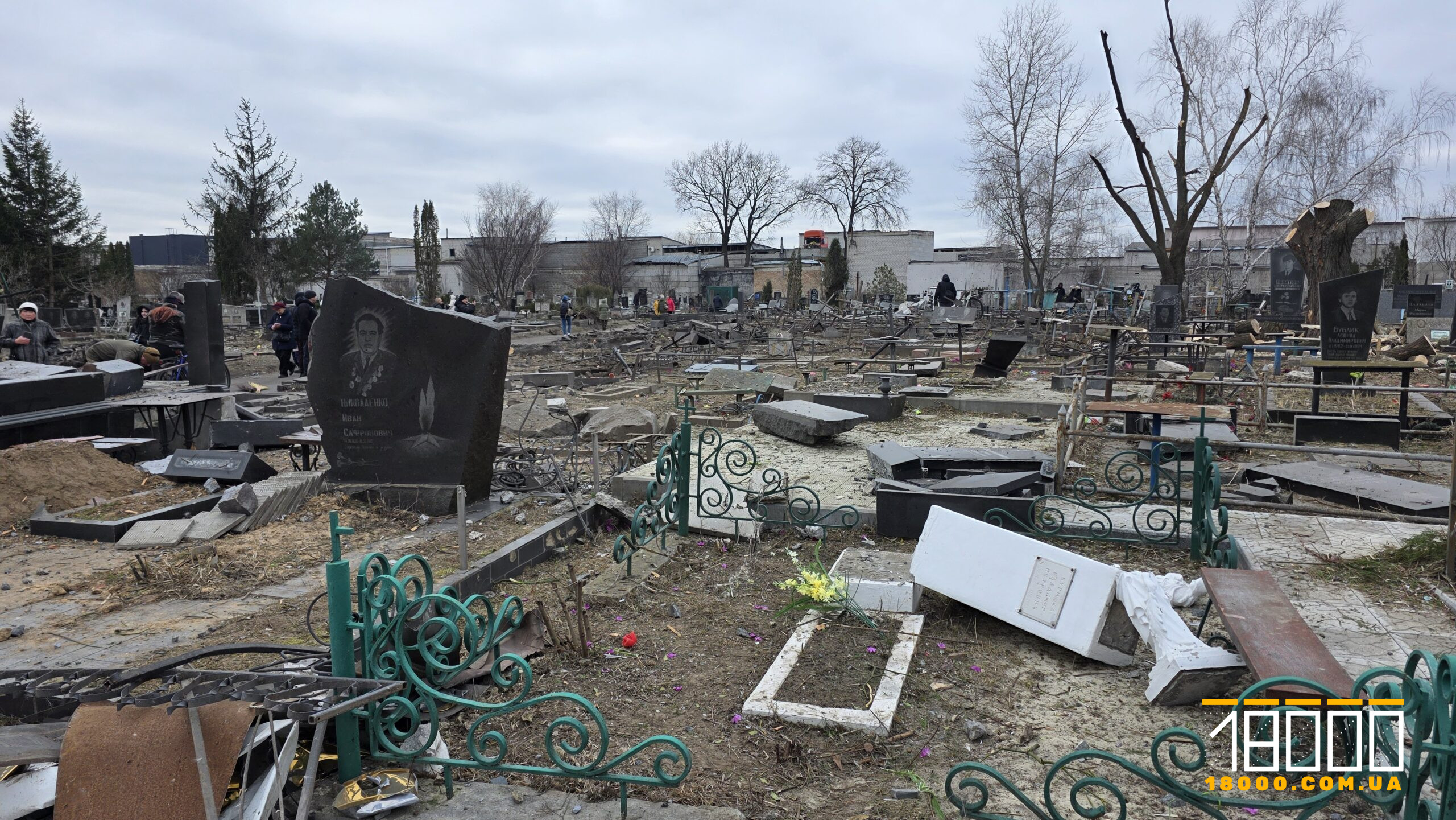 «Тут похований тато, який воював у Другу світову», – на могили рідних, що пошкодили росіяни, прийшли черкасці (ФОТО, ВІДЕО)