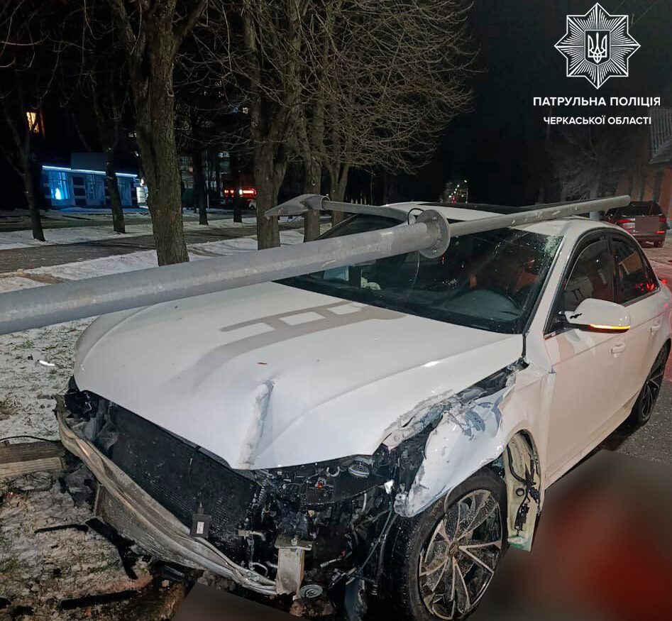 У Черкасах водійка без посвідчення в’їхала в електроопору (ФОТО)