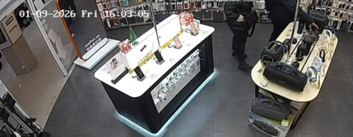 Поліція розслідує крадіжку навушників із магазину в Черкасах (ВІДЕО)