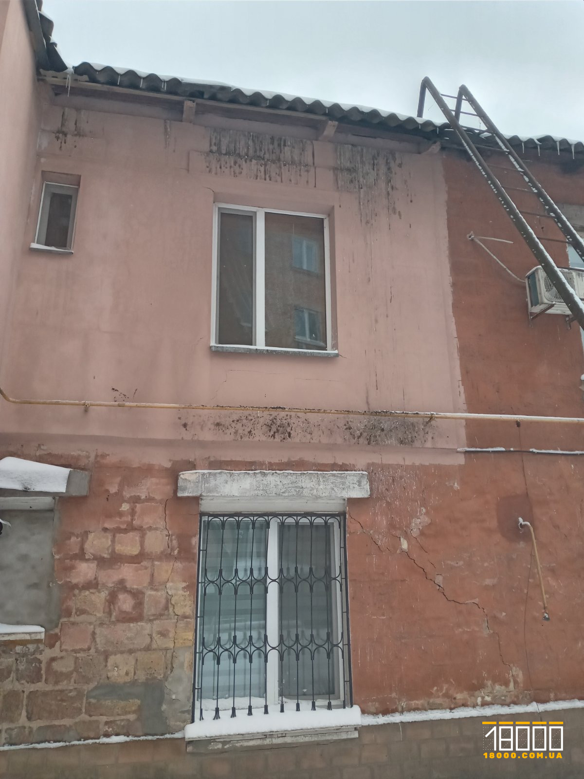 Сторічний житловий будинок у Смілі тріщить по швах. Експерт каже – стан задовільний (ФОТО, ВІДЕО)