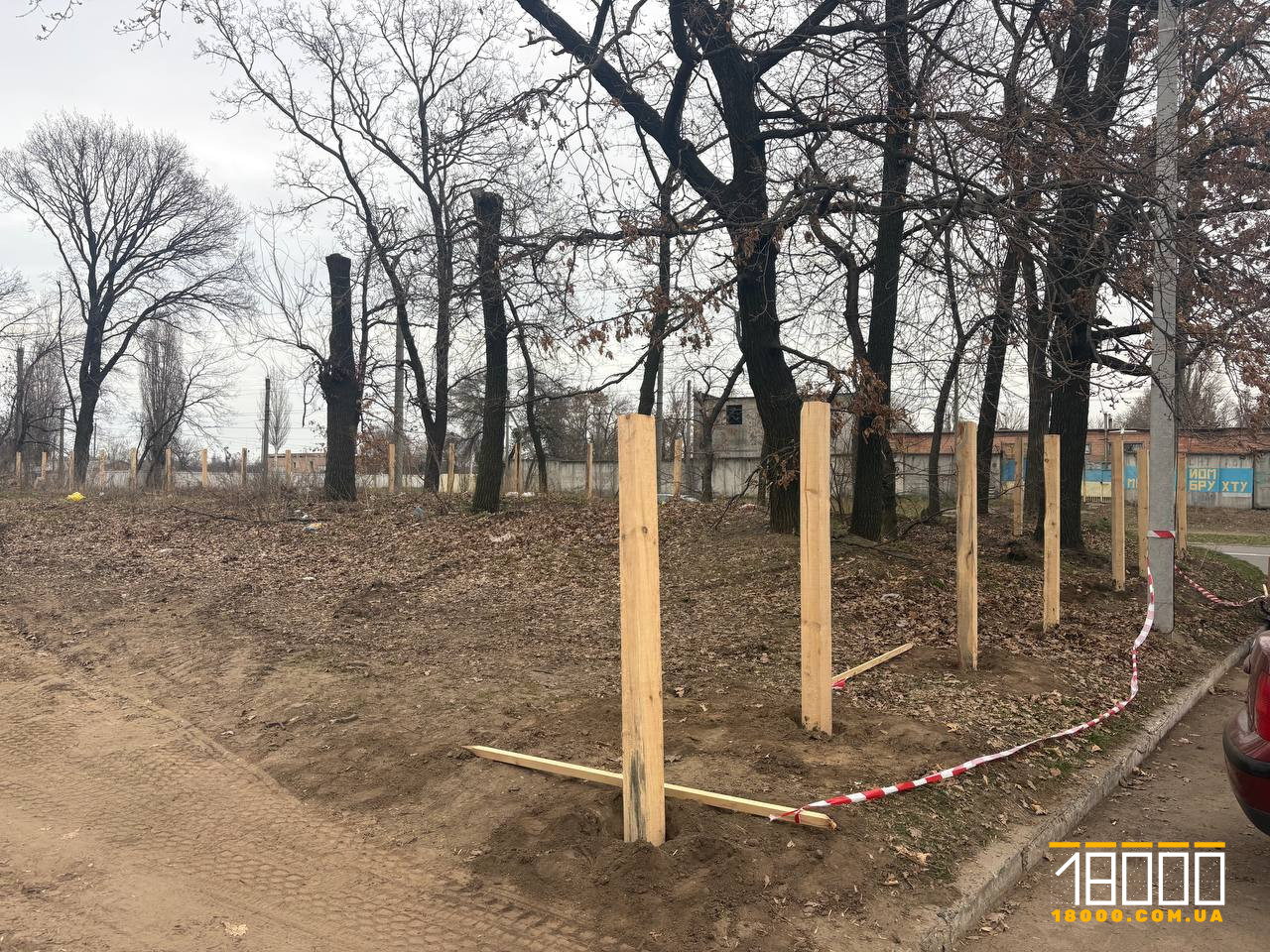 Біля Алеї Героїв у Черкасах почали зводити будівельний магазин (ФОТО)