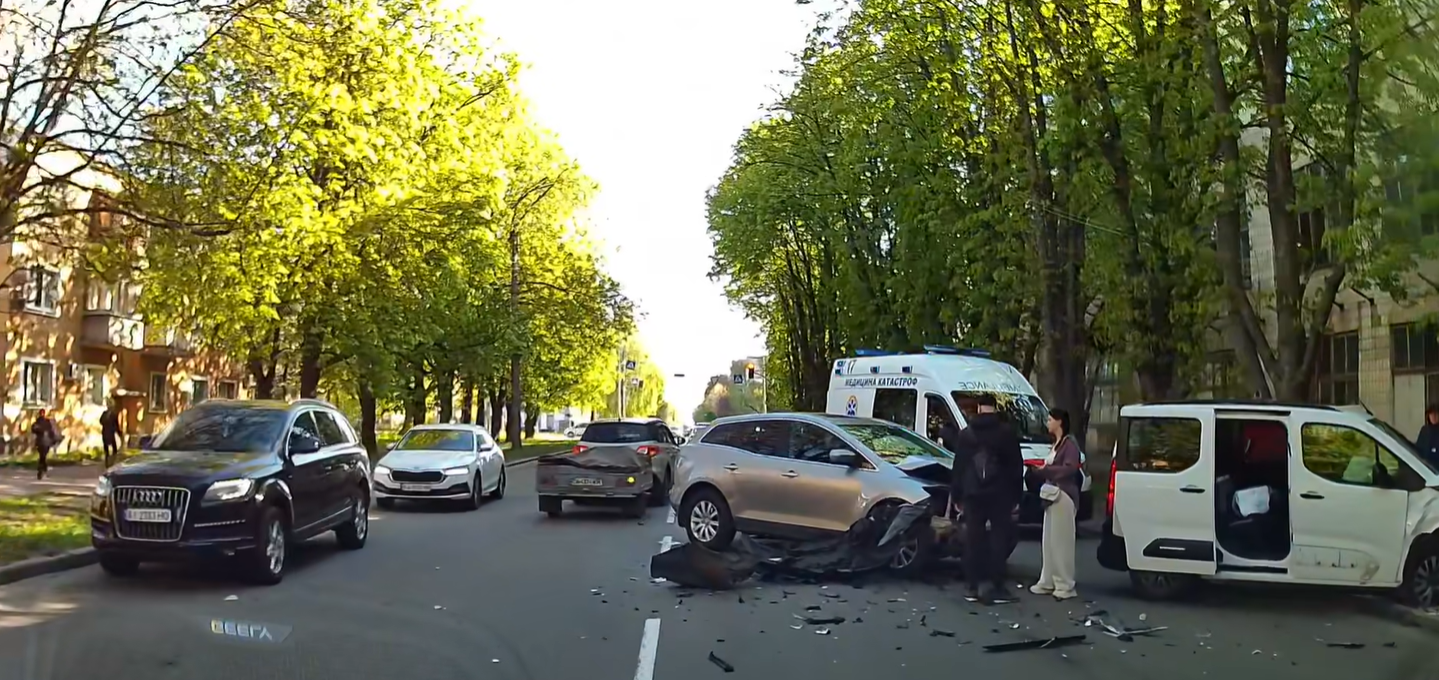 У Черкасах сталася ДТП. На місці працює поліція (ВІДЕО)