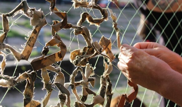 У Черкасах організували плетіння маскувальних сіток