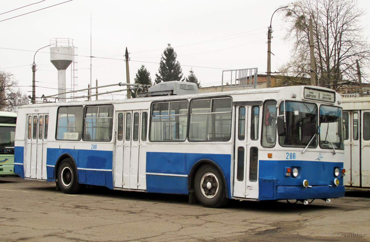 У Черкасах тролейбус пошкодив світлофор