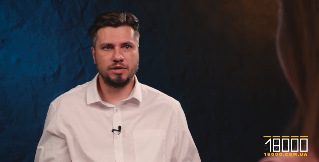 Кадило, телефони й жарти: черкаський священник розповів, що парафіяни не бачать під час служби (ВІДЕО)