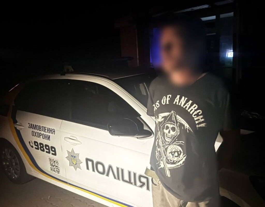 Розбив вітрину, але не встиг далеко втекти: у Черкасах вночі затримали чоловіка