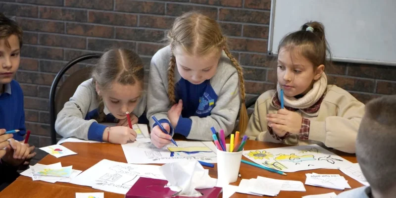 У VinSmart Центрі юні вінничани разом із батьками виготовляли окопні свічки