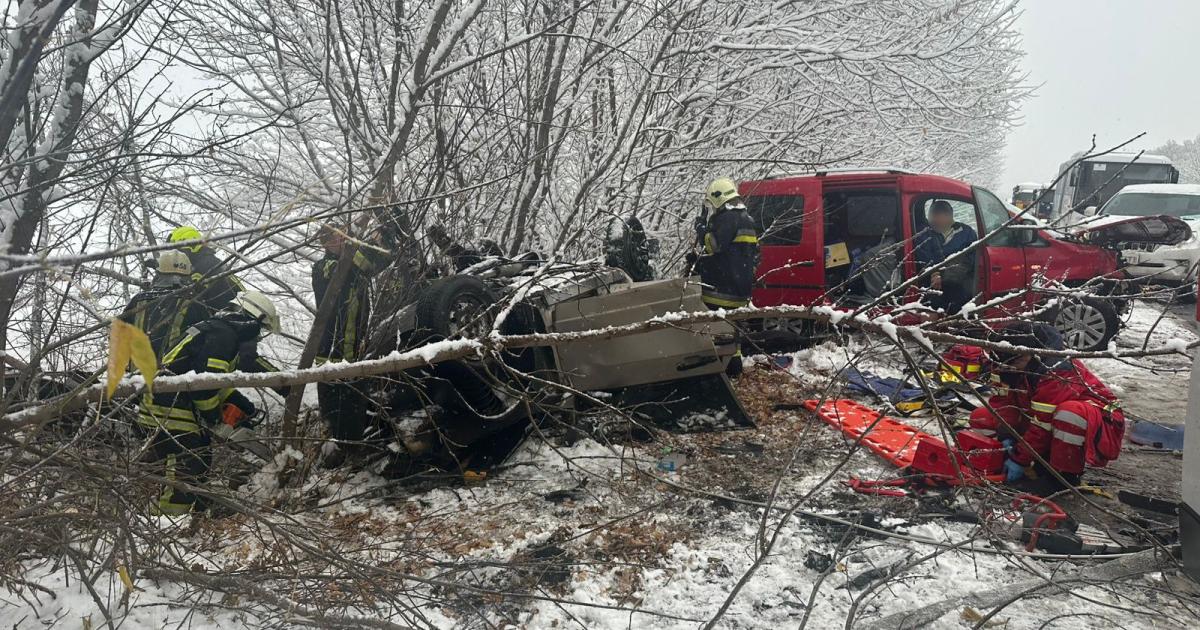 Під Харковом Volkswagen занесло на дорозі, він вилетів на зустрічну смугу, є постраждалі