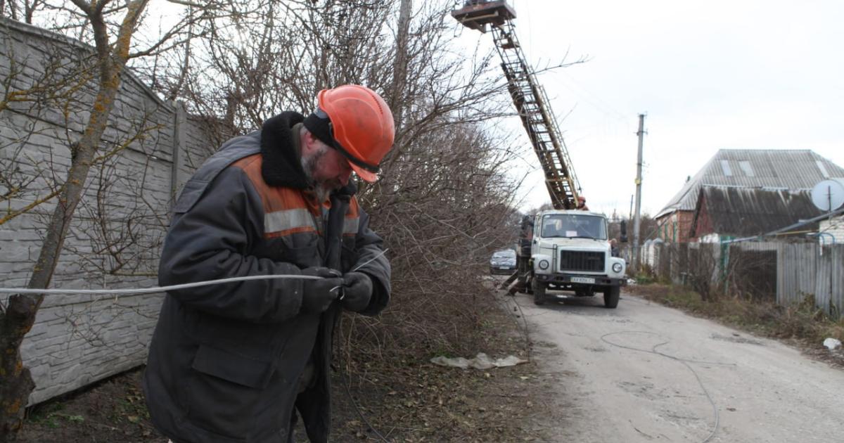 У селі поблизу Харкова відновили електрику після обстрілів росіян