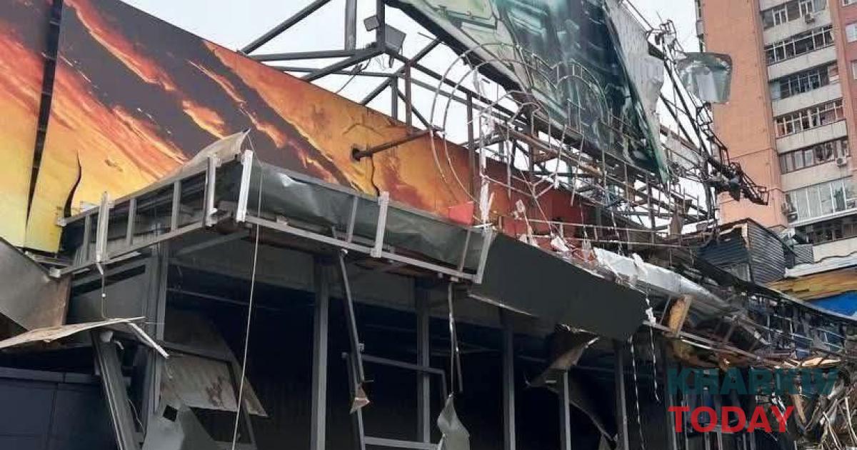 У супермаркета в Харкові після обстрілу обвалився дах