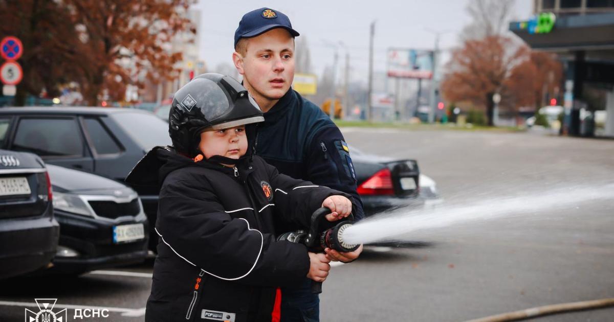 У Харкові відзначили восьмирічного Артема за порятунок бабусі