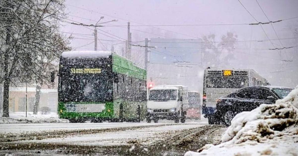 Через негоду у Харкові ускладнений рух громадського транспорту