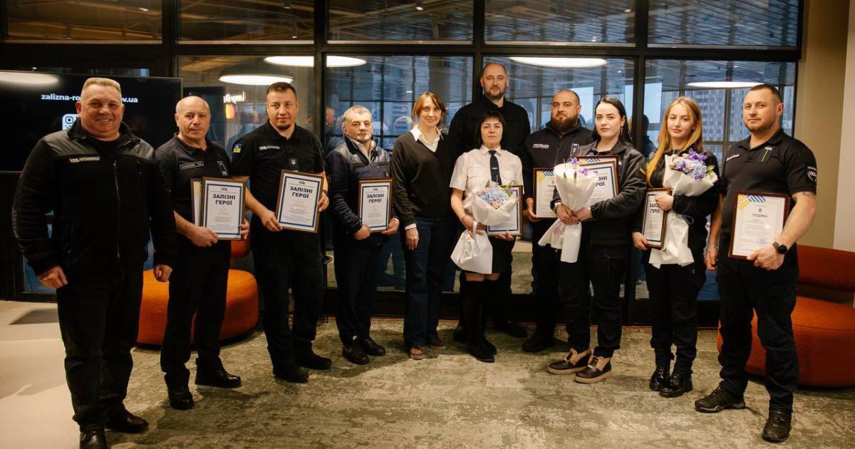 Залізничники отримали премію за евакуацію пасажирів з палаючого потягу на Харківщині